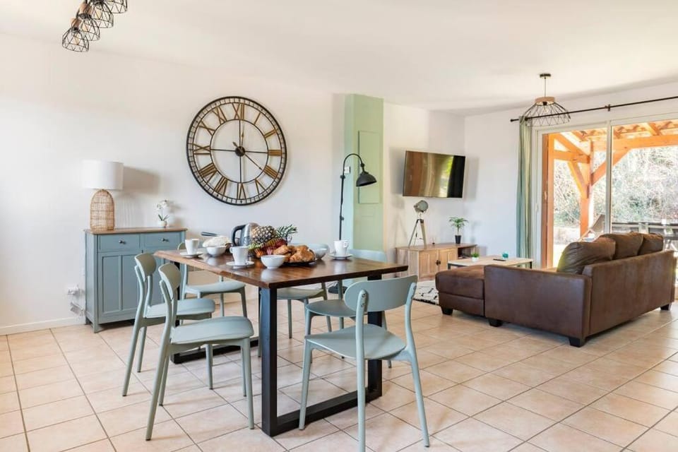 TV and multimedia, Living room, Dining area