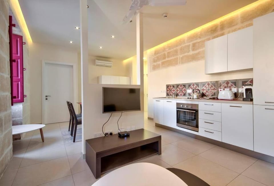 TV and multimedia, Seating area, air conditioner