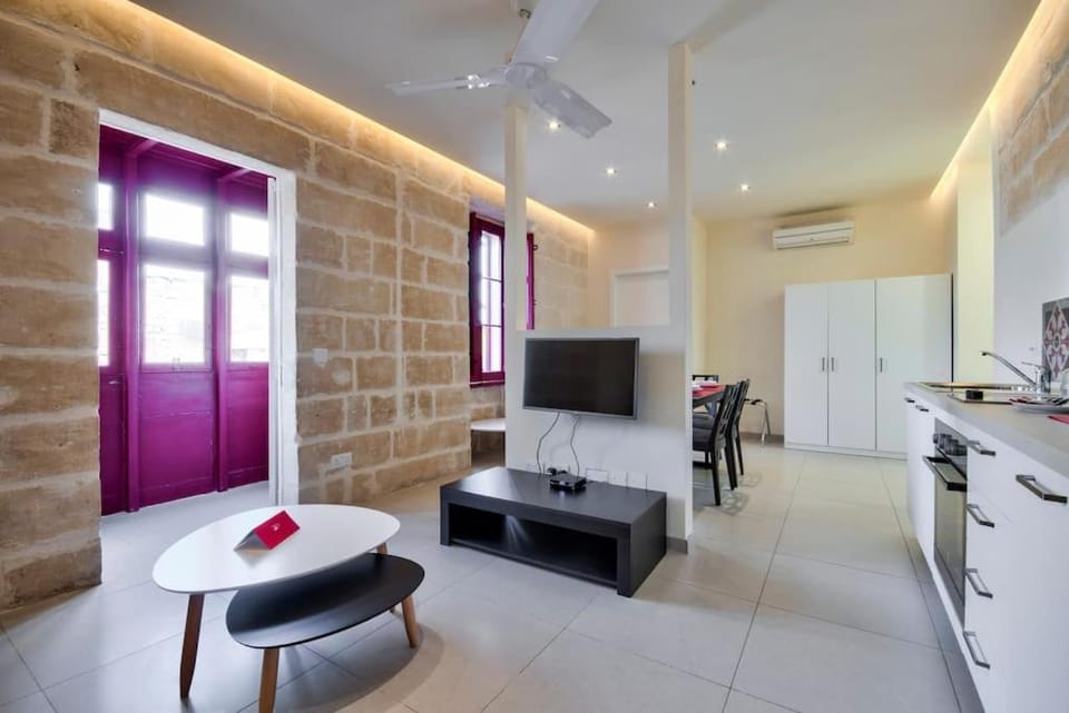 TV and multimedia, Living room, Seating area, Dining area, air conditioner