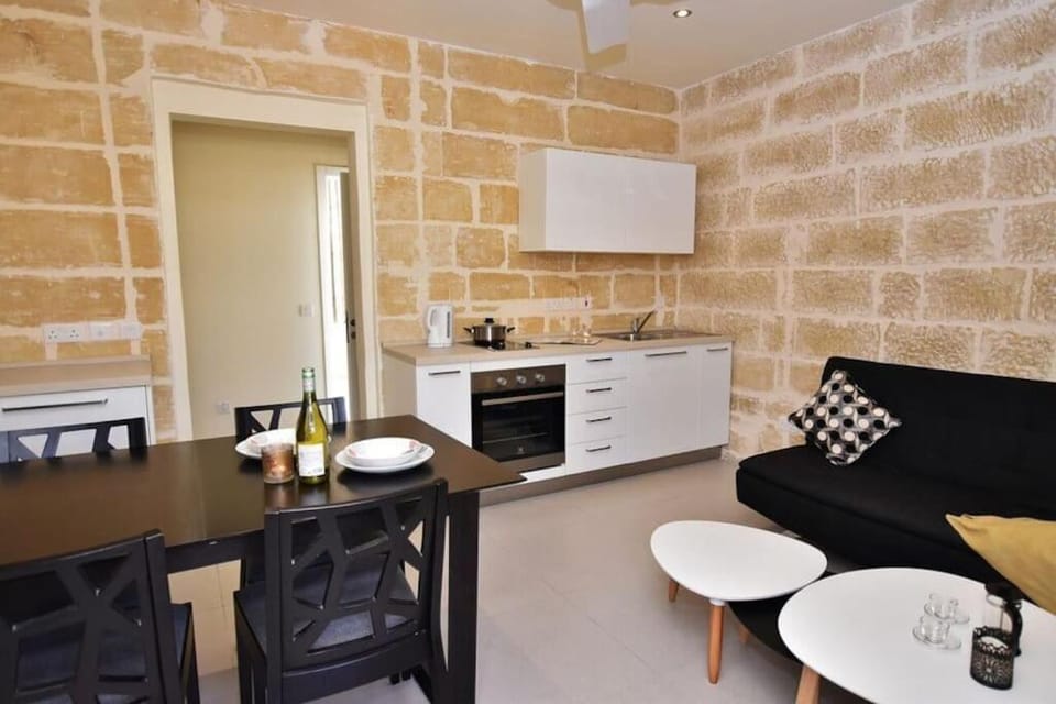 Seating area, Dining area, pet friendly