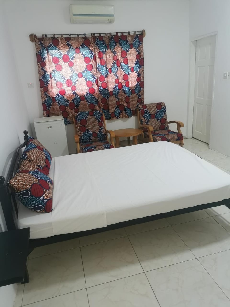 Bed, Living room, Photo of the whole room, Bedroom, air conditioner