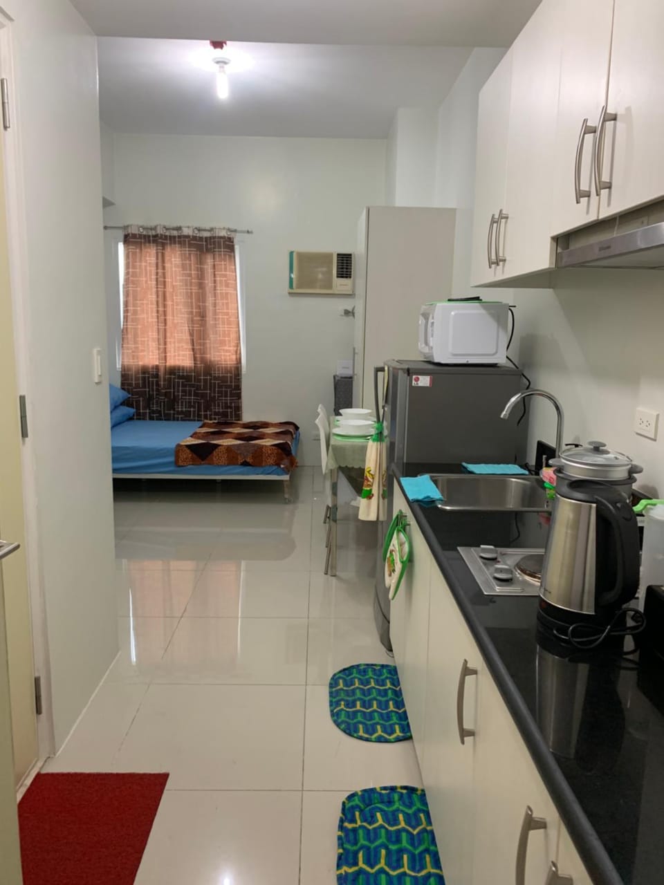 Kitchen or kitchenette, minibar