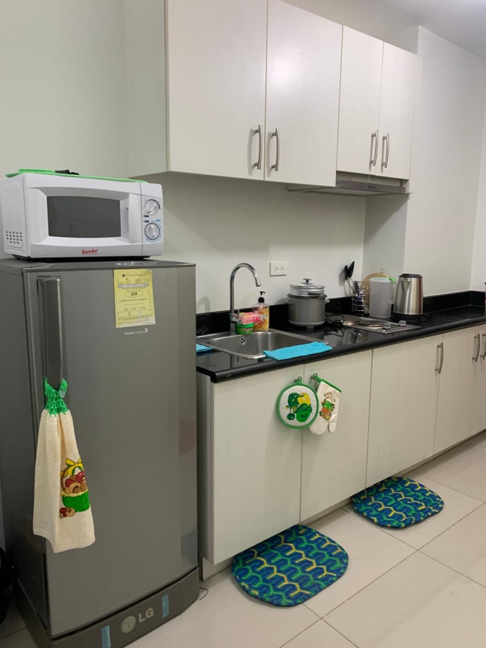 Kitchen or kitchenette, minibar