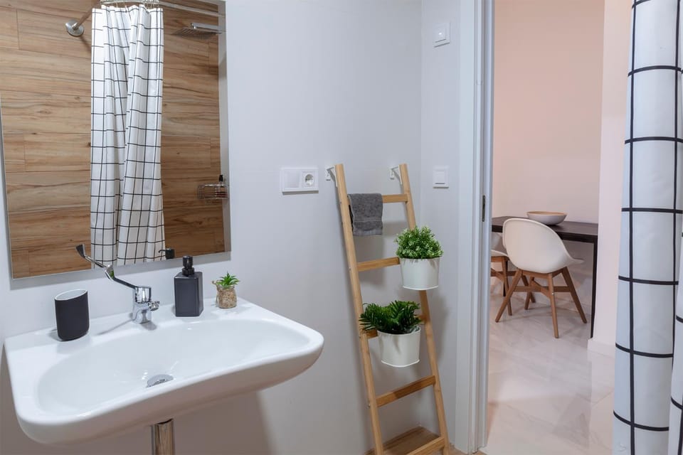 Shower, Toilet, Bathroom, Decorative detail, towels