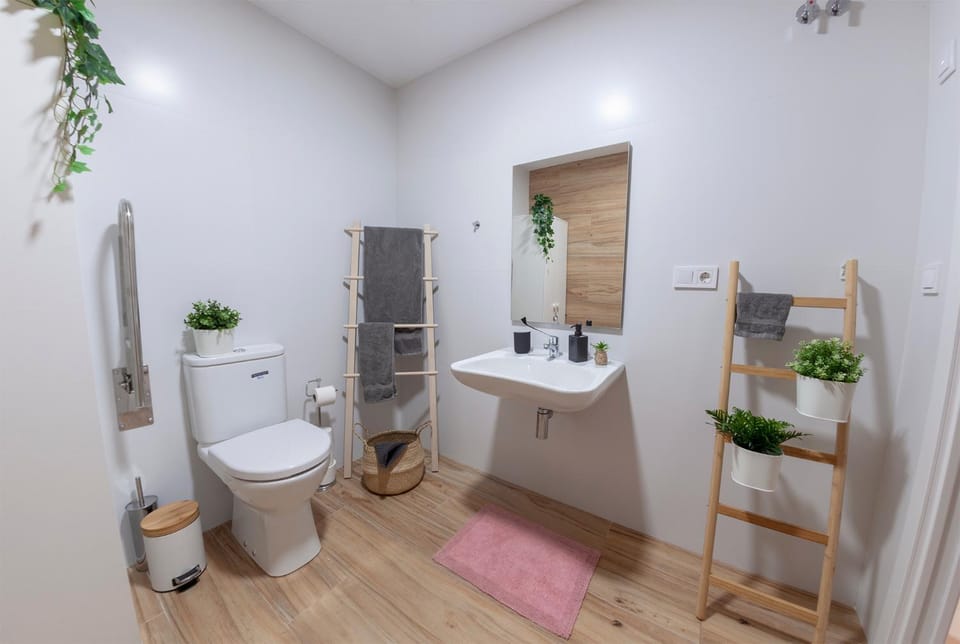 Toilet, Bathroom, Decorative detail, towels