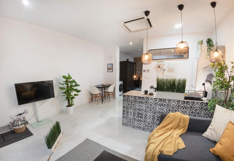 TV and multimedia, Kitchen or kitchenette, Living room, Photo of the whole room, Dining area, air conditioner