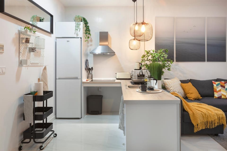 Kitchen or kitchenette, minibar, stove, toaster