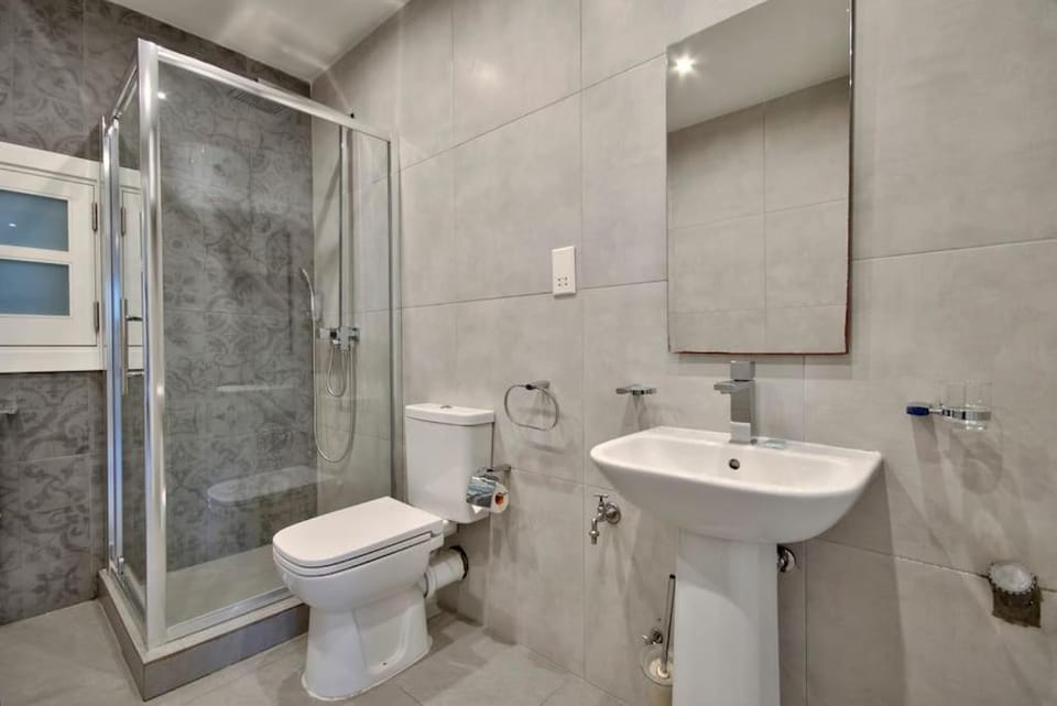 Shower, Toilet, towels