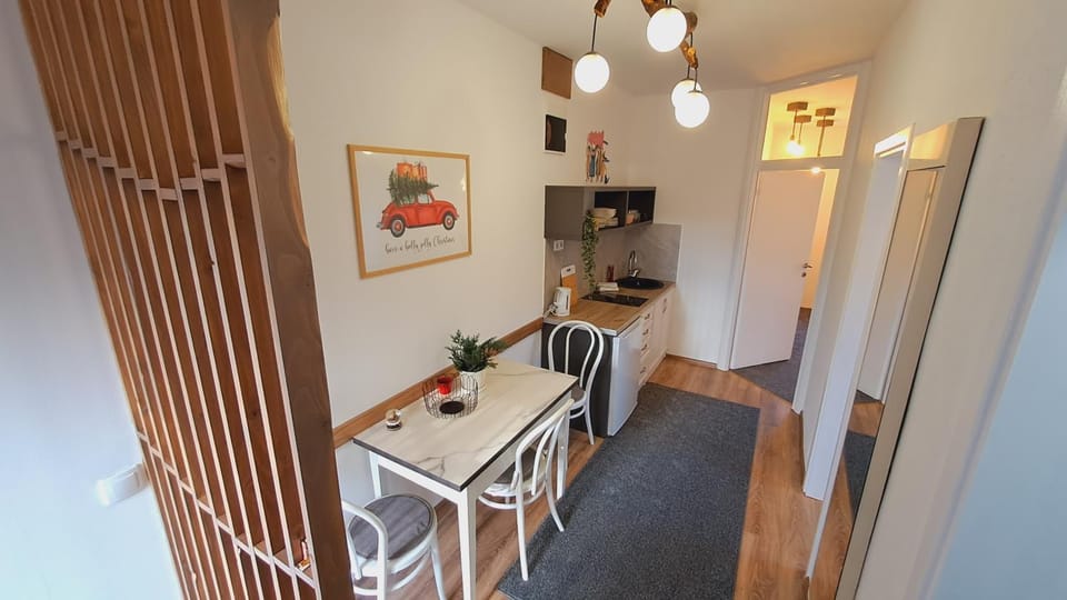 Kitchen or kitchenette, Dining area