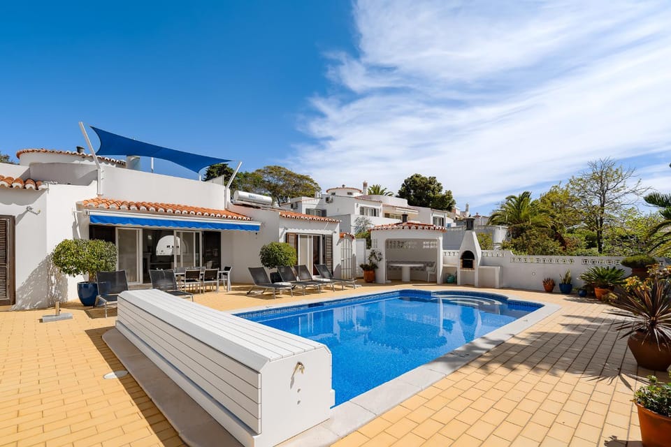 Property building, Patio, Swimming pool, Swimming pool, sunbed