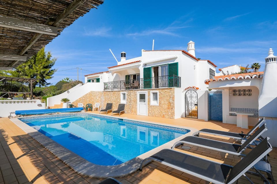 Property building, Day, Pool view, Swimming pool, Swimming pool, sunbed