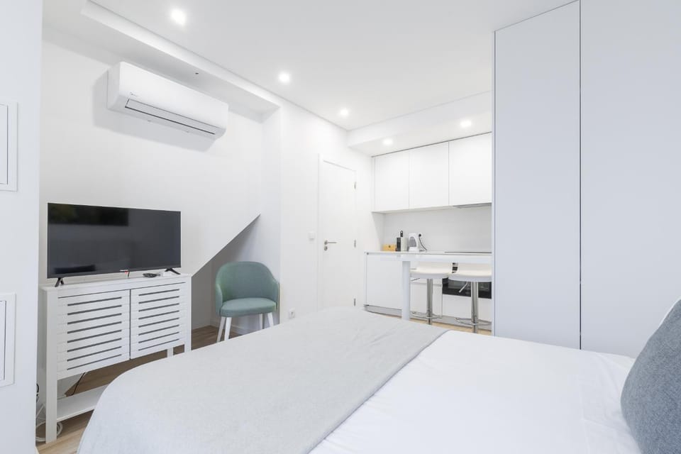 Bed, TV and multimedia, Kitchen or kitchenette, air conditioner