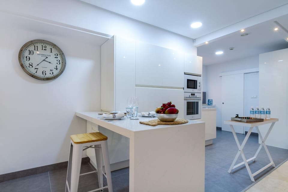 Kitchen or kitchenette, Dining area, minibar, pet friendly
