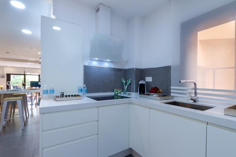 Kitchen or kitchenette, Food and drinks, stove