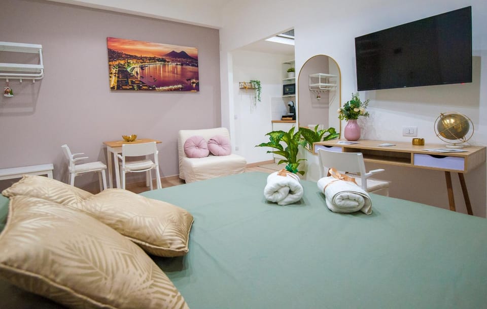 Bed, TV and multimedia, Living room, Photo of the whole room, Seating area, Dining area, Bedroom