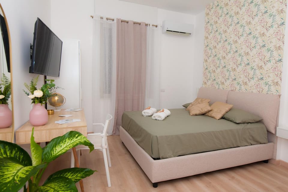 Bed, TV and multimedia, Living room, Photo of the whole room, Seating area, Bedroom, towels, air conditioner