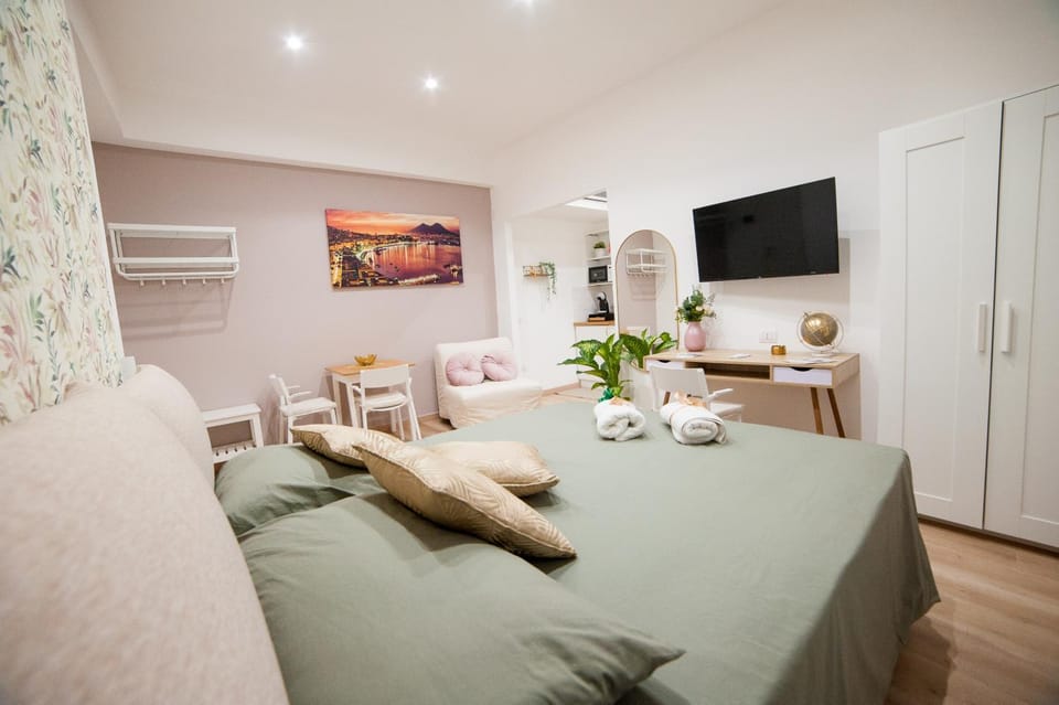 Bed, TV and multimedia, Living room, Photo of the whole room, Seating area, Bedroom