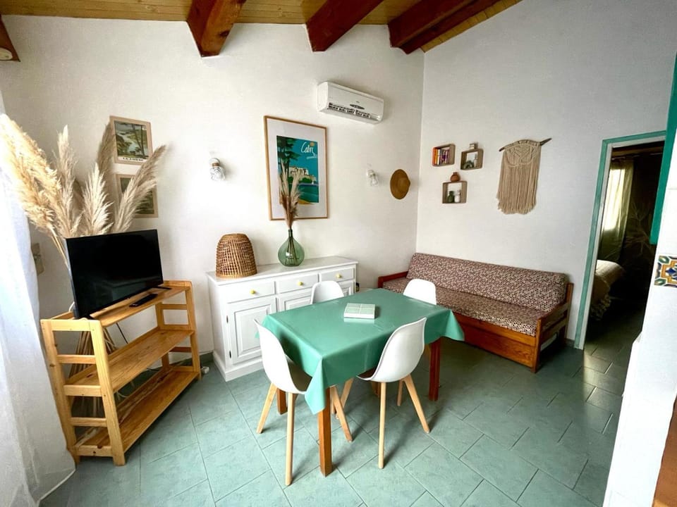 TV and multimedia, Living room, Seating area, Dining area, air conditioner