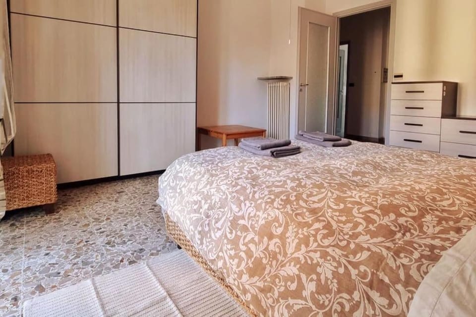 Photo of the whole room, Bedroom, wardrobe