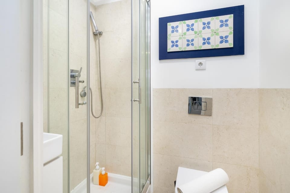 Shower, Toilet