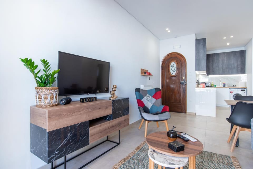 Communal lounge/ TV room, TV and multimedia, Living room, Seating area, Evening entertainment