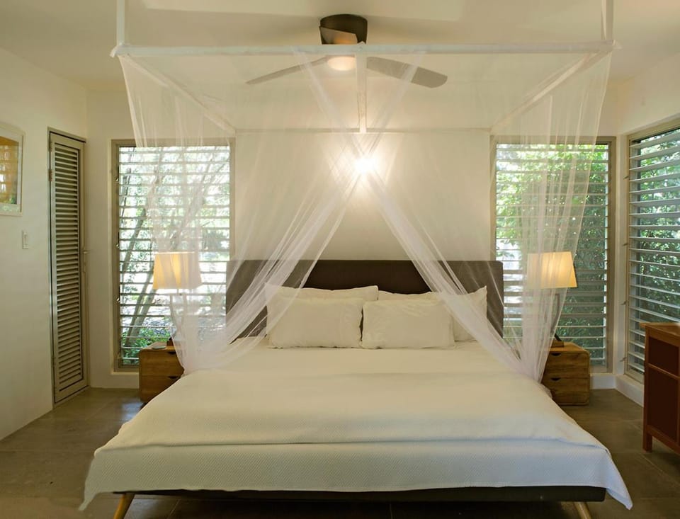 The Gatehouse. Cool bolthole. Walk to the Marina. House in Antigua and Barbuda