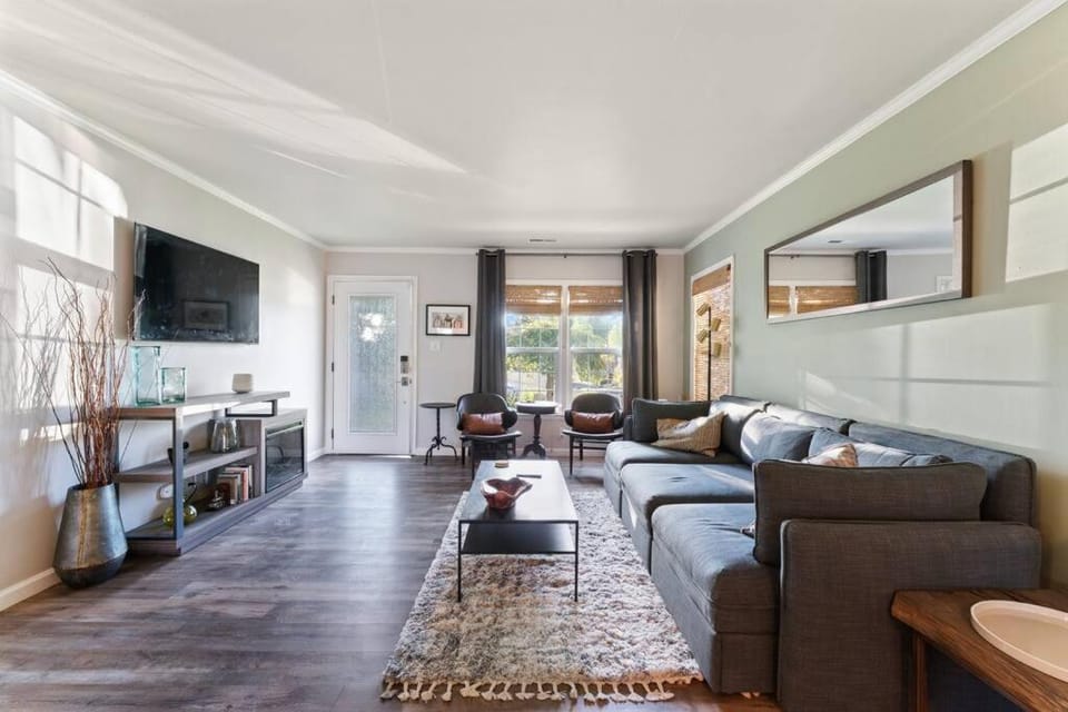 Communal lounge/ TV room