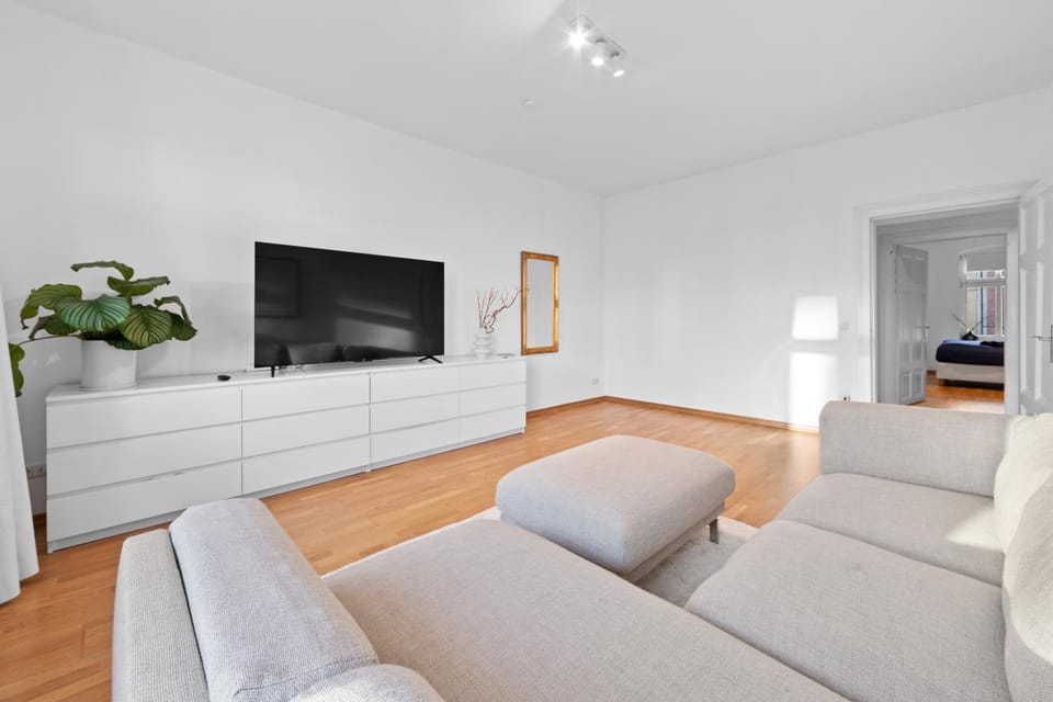 Communal lounge/ TV room, TV and multimedia, Living room, Seating area, Evening entertainment