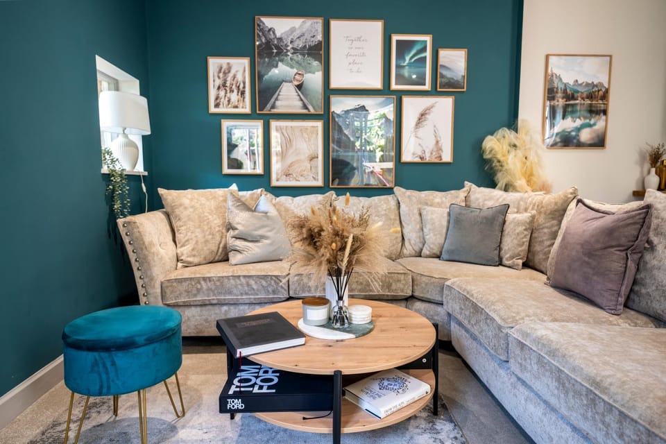 Communal lounge/ TV room, Spring, Day, Night, TV and multimedia, Living room, Seating area, Evening entertainment, Evening entertainment