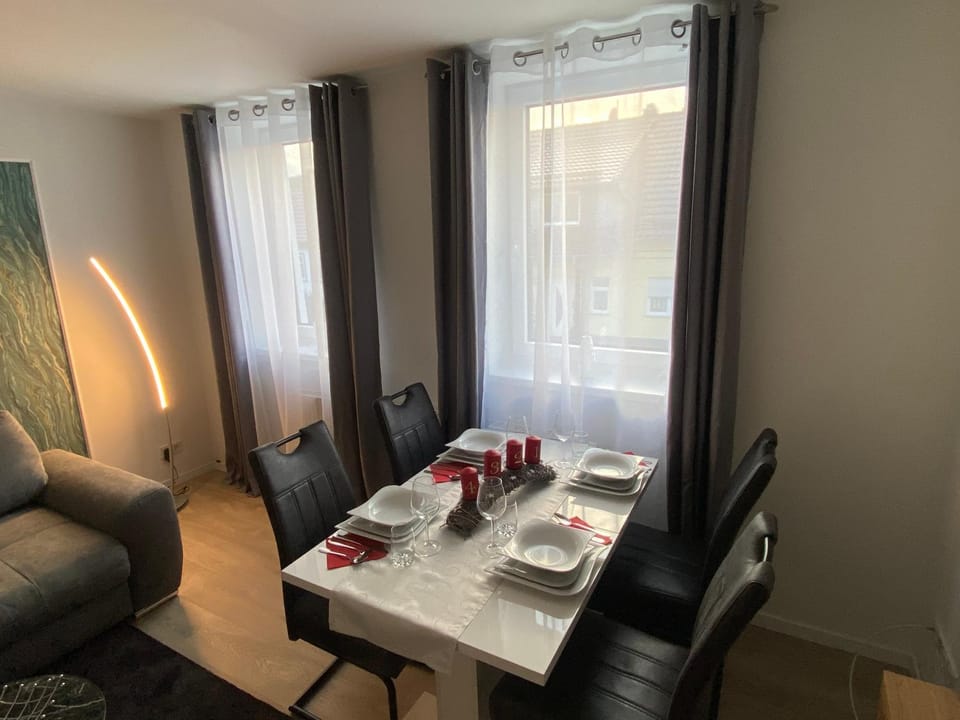 Living room, Food and drinks, Seating area, Dining area, Food