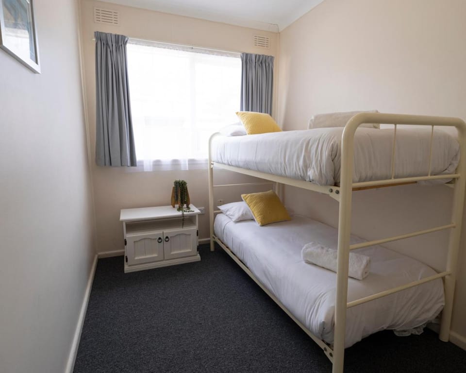 Bed, Photo of the whole room, Bedroom, bunk bed, towels