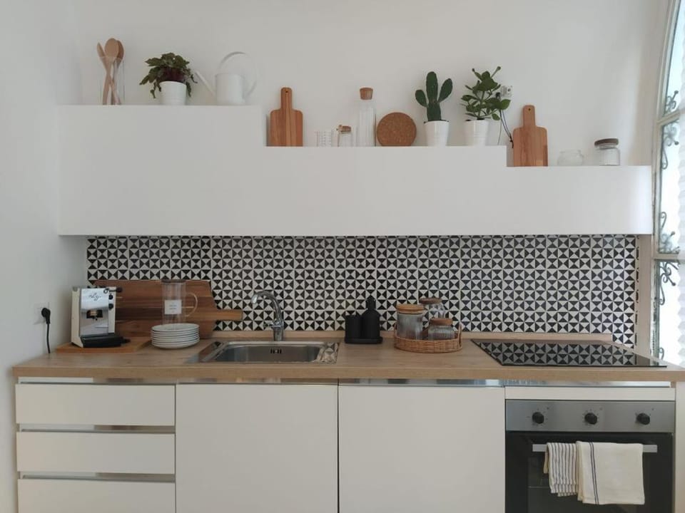 Coffee/tea facilities, Kitchen or kitchenette, stove