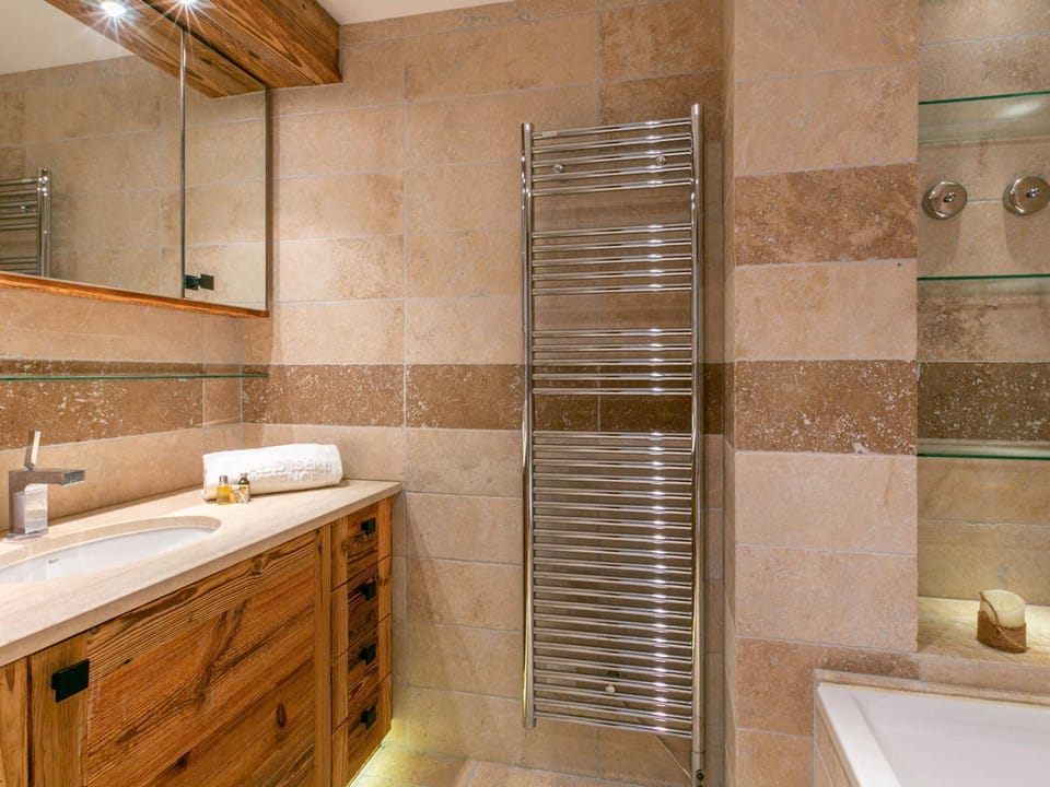 Cocon raffiné 5 pièces skis aux pieds à Val-d’Isère avec wifi, cheminée et garage - FR-1-694-11 Apartment in Val dIsere