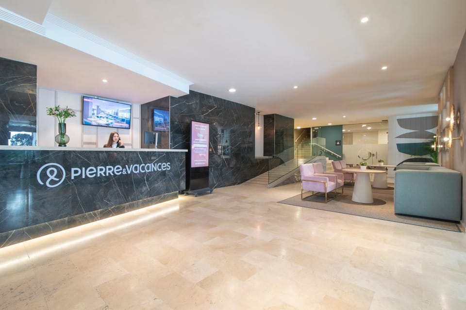 Communal lounge/ TV room, Lobby or reception