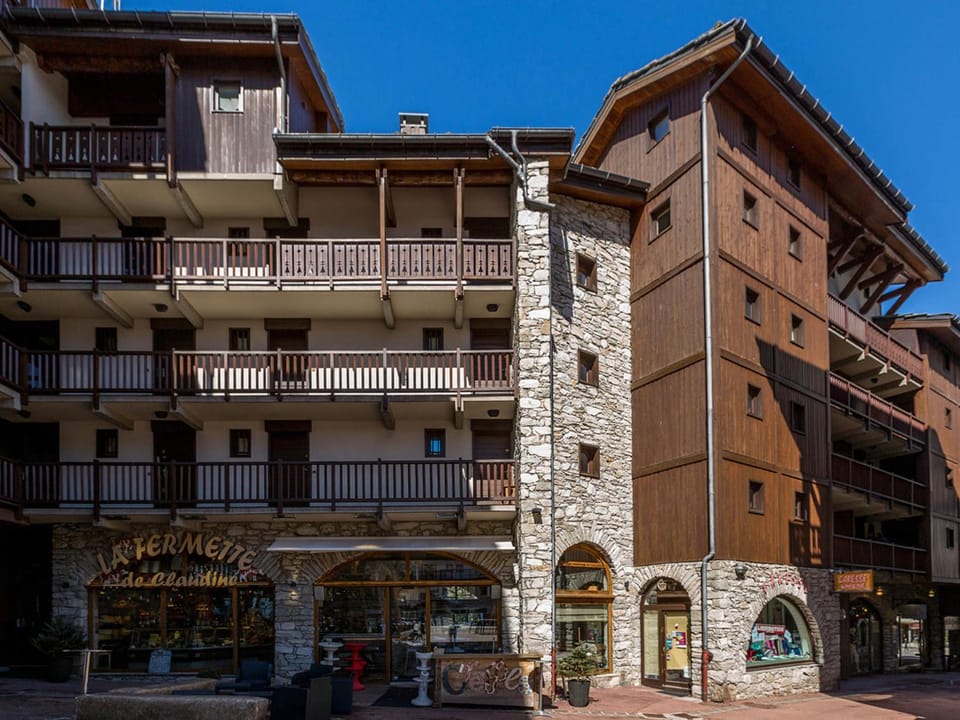 Appartement élégant avec wifi, au centre, pied des pistes, parking couvert, balcon sud/est, 6 pers. Apartment in Val dIsere