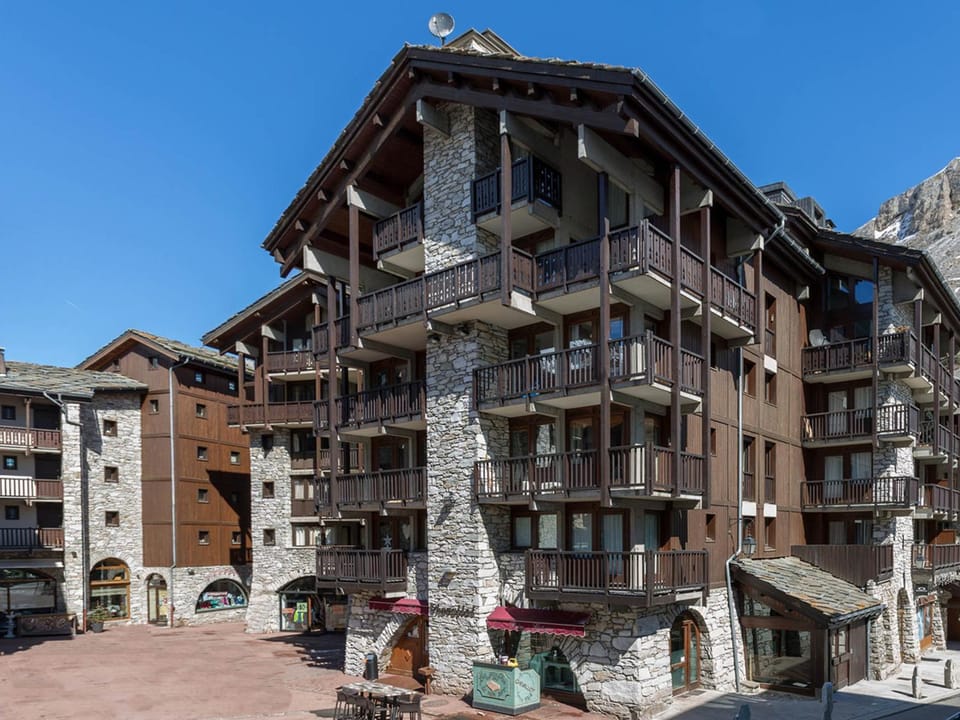 Appartement élégant avec wifi, au centre, pied des pistes, parking couvert, balcon sud/est, 6 pers. Apartment in Val dIsere