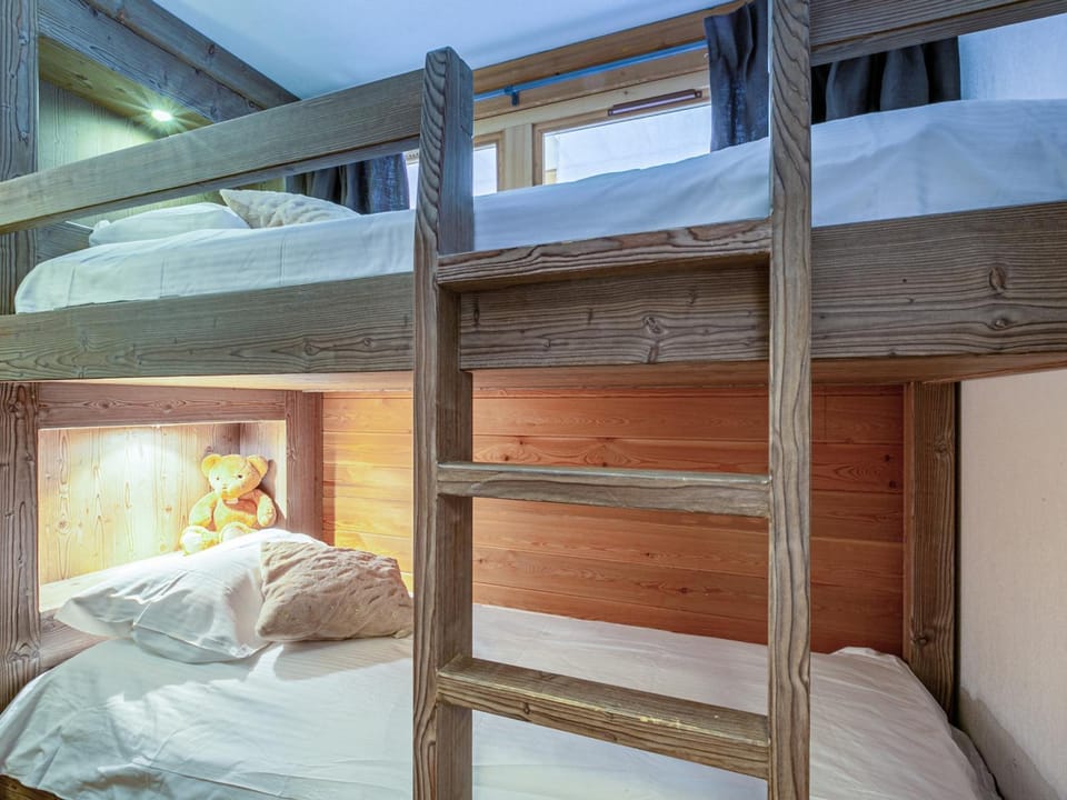 Appartement élégant avec cheminée et balcon, aux pieds des pistes et au cœur de Val-d'Isère - FR-1-694-138 Apartment in Val dIsere
