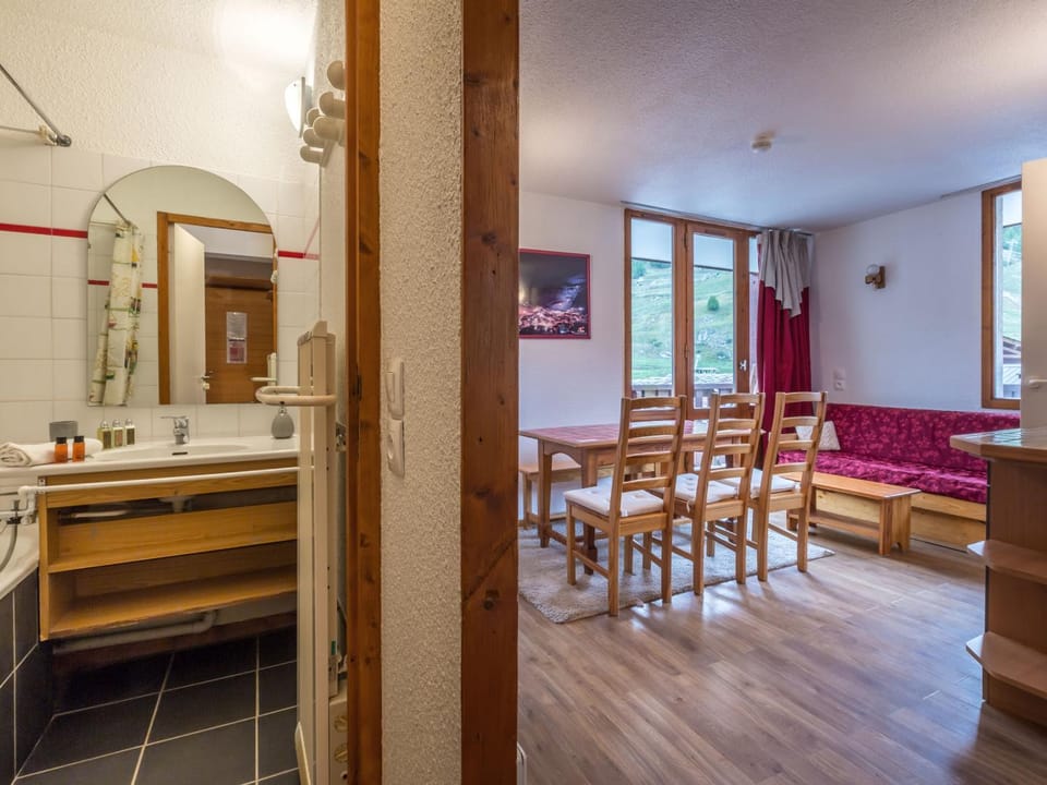 Appartement cosy avec wifi et parking - Pied des pistes, proche village enfants - FR-1-694-140 Apartment in Val dIsere