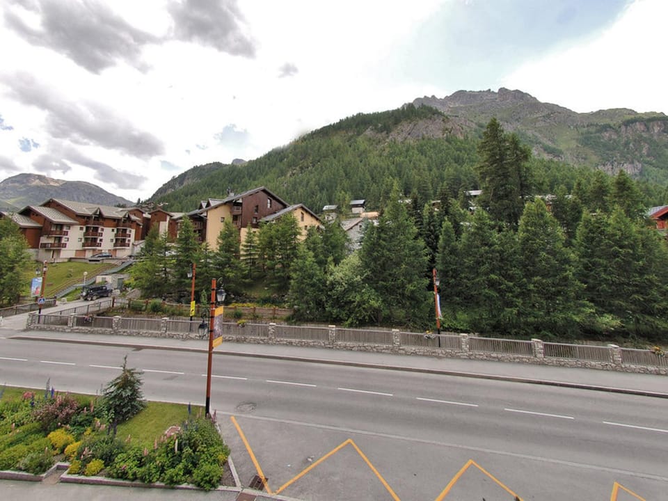 Charmant duplex 3 pièces avec balcon sud, près du centre et des pistes, parking, WiFi - FR-1-694-145 Apartment in Val dIsere