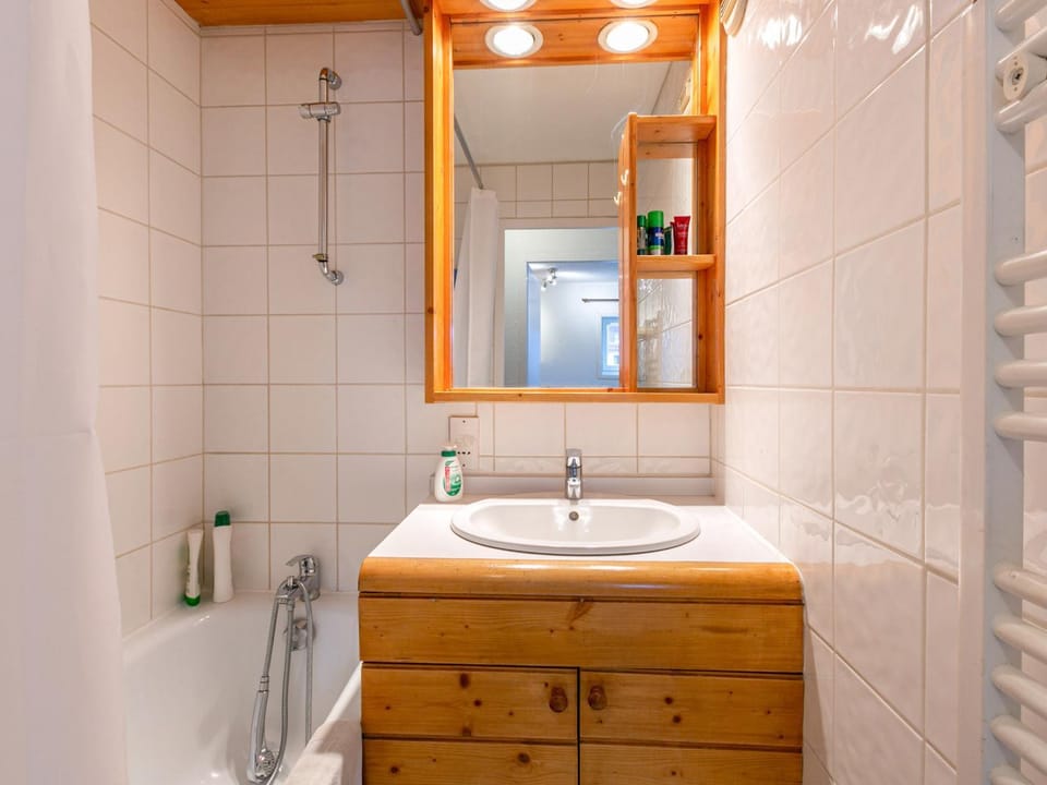 Appartement skis aux pieds avec parking couvert et WiFi au cœur de Val d'Isère - FR-1-694-259 Apartment in Val dIsere