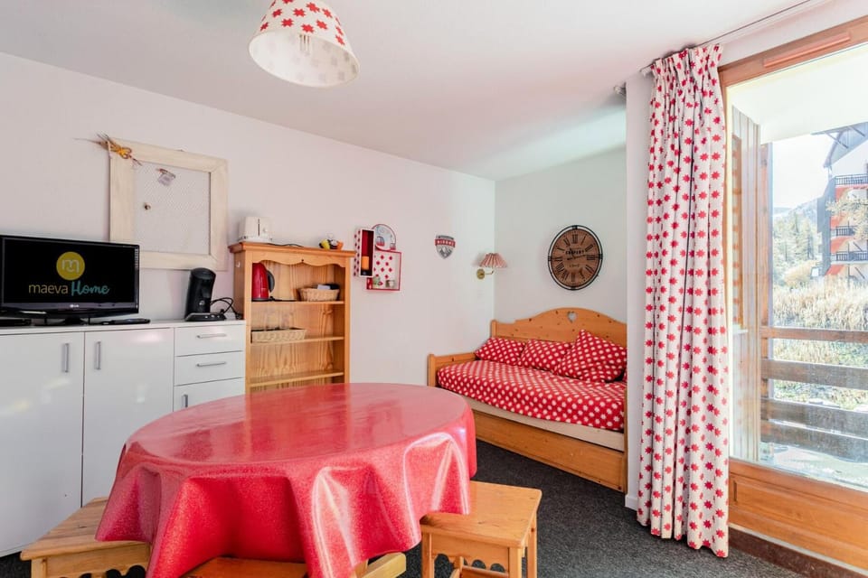 Bed, Living room, Bedroom