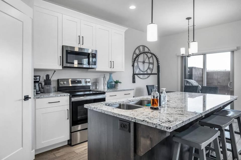 Coffee/tea facilities, Dining area, dishwasher, minibar, oven, stove, toaster