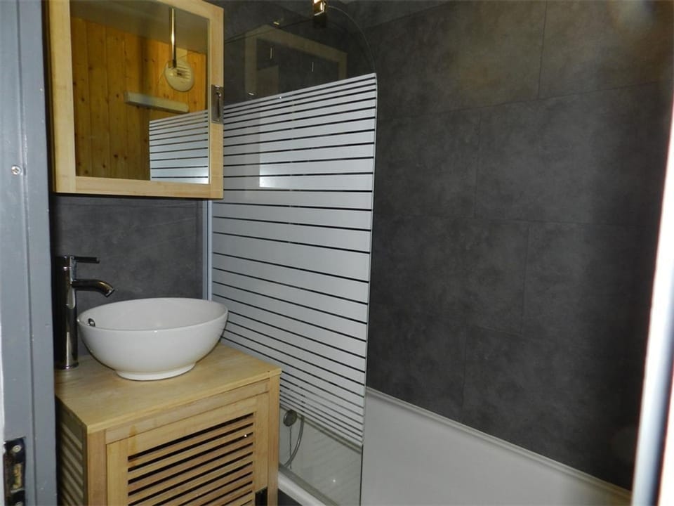 Appartement rénové Val Thorens - 4 pers, cheminée, skis aux pieds, proche commerces/restaurants - FR-1-637-54 Apartment in Les Allues