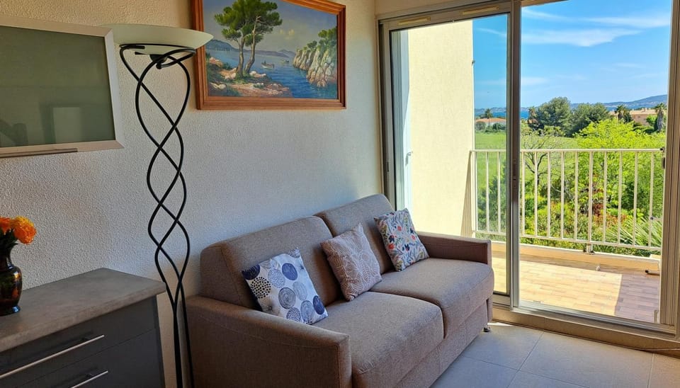Patio, Living room
