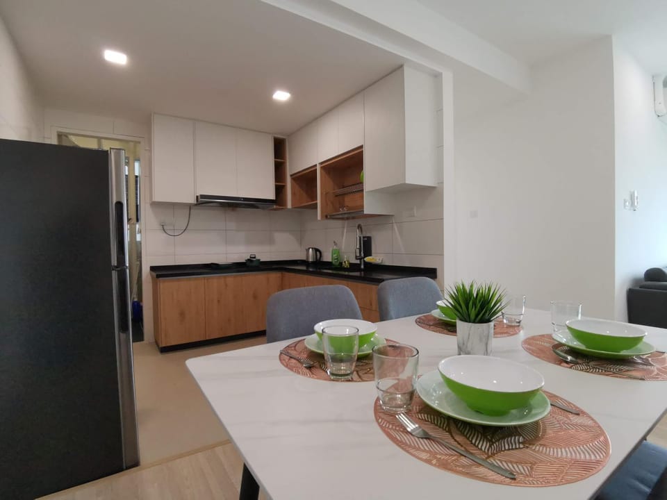 Kitchen or kitchenette, Dining area