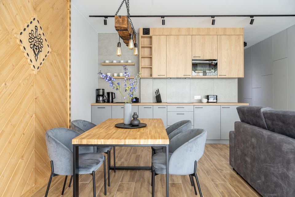 Coffee/tea facilities, Kitchen or kitchenette, Living room, Seating area, Dining area