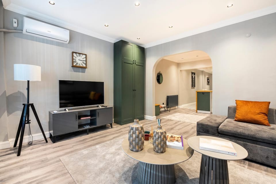 Communal lounge/ TV room, Living room, Seating area, air conditioner