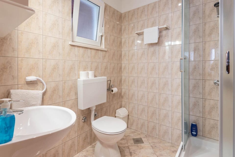 Shower, Toilet, Bathroom, towels