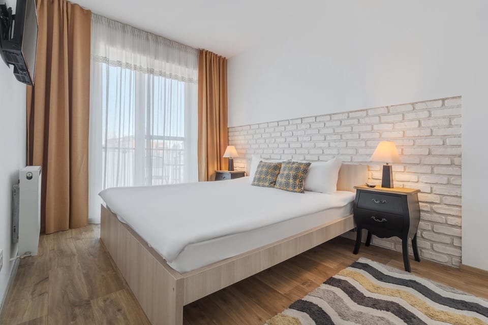 Bed, TV and multimedia, Photo of the whole room, Bedroom