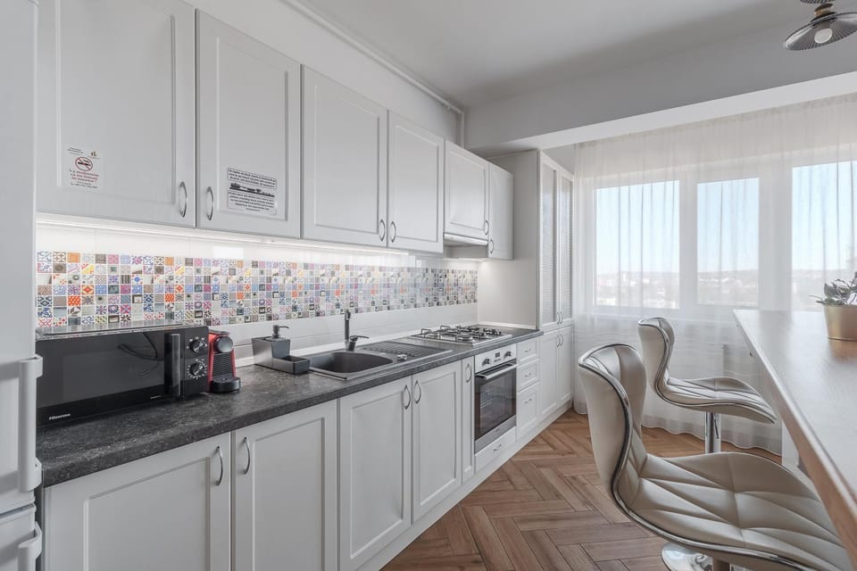 Coffee/tea facilities, Kitchen or kitchenette, Dining area, microwave, oven, stove